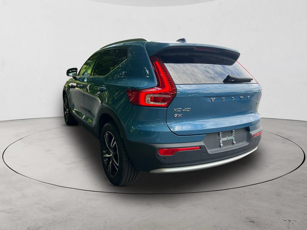 Certified 2025 Volvo XC40 B5 Core AWD/4WD image 3