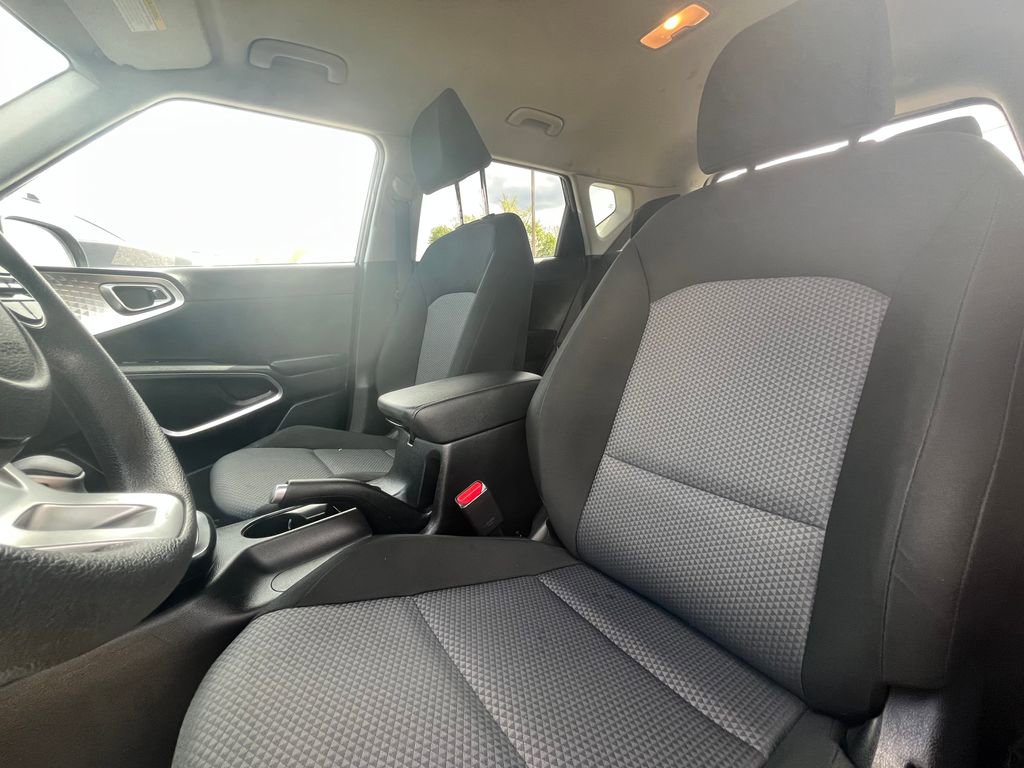 Used 2025 Kia Soul LX w/ LX Technology Package FWD image 24