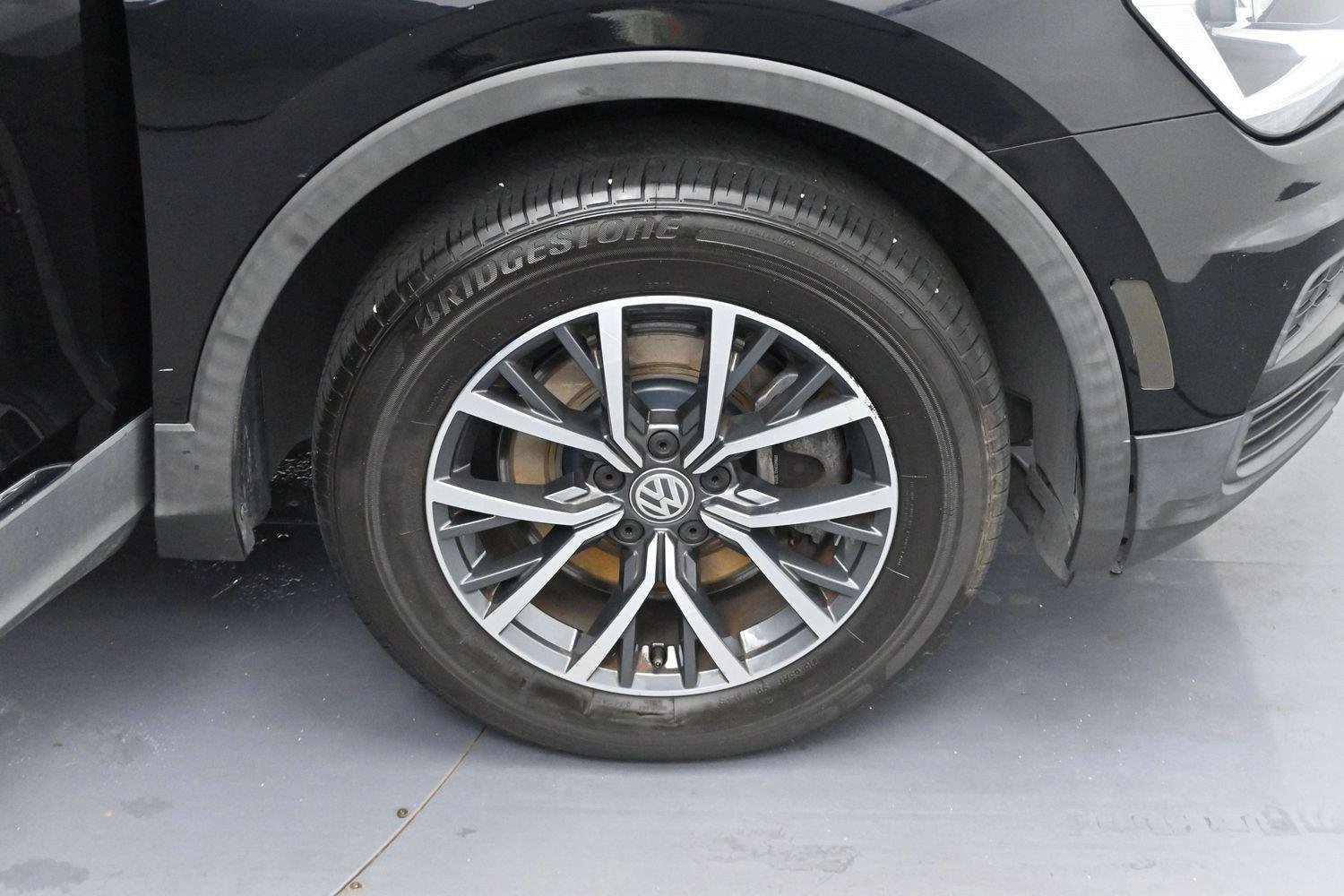 Used 2020 Volkswagen Tiguan SE w/ Panoramic Sunroof Package FWD image 35