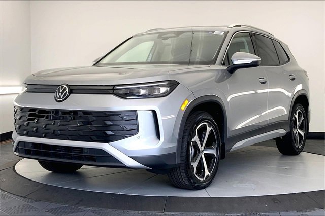 New 2025 Volkswagen Tiguan SE image 2