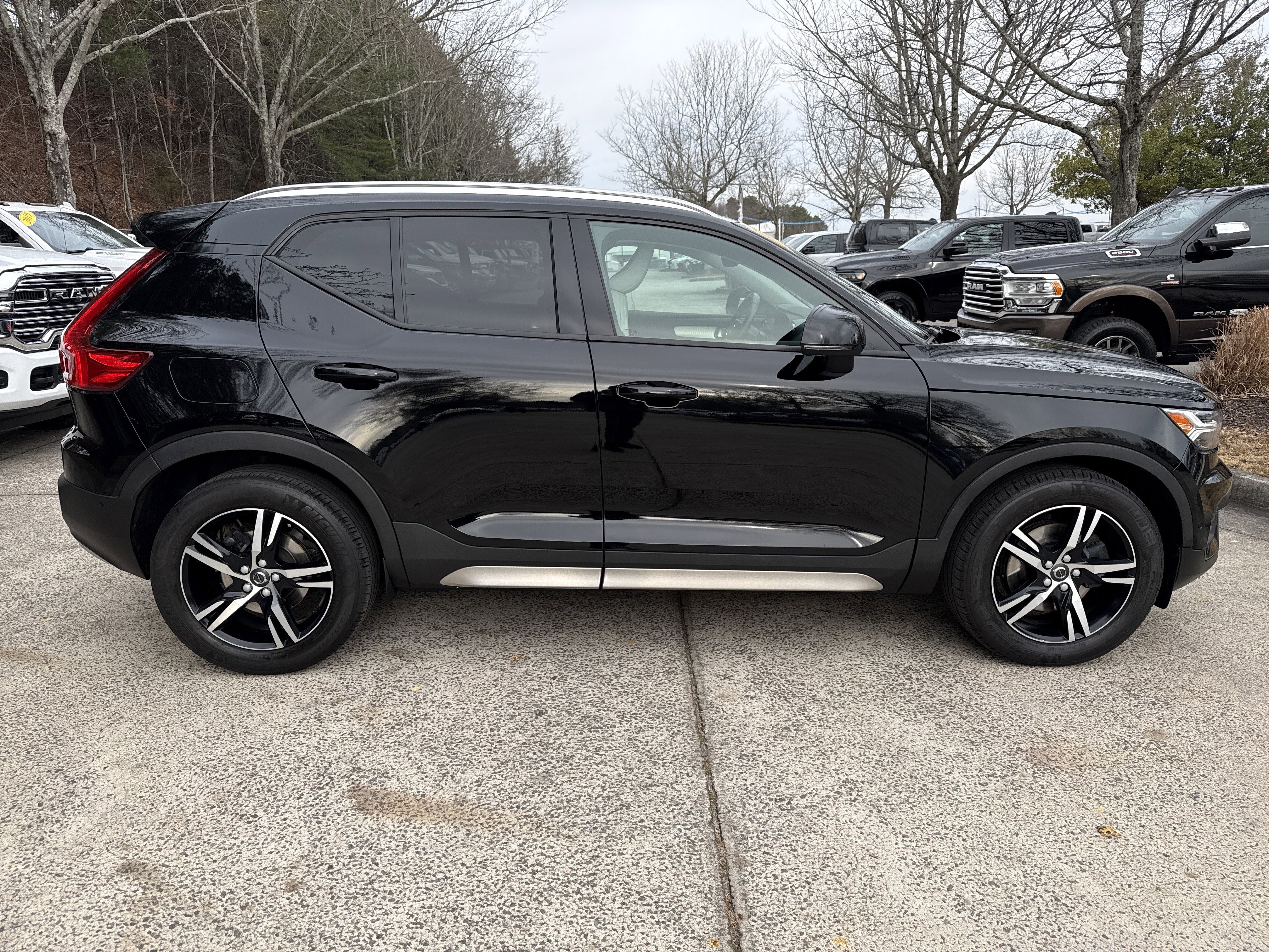 Used 2019 Volvo XC40 T5 Momentum image 8