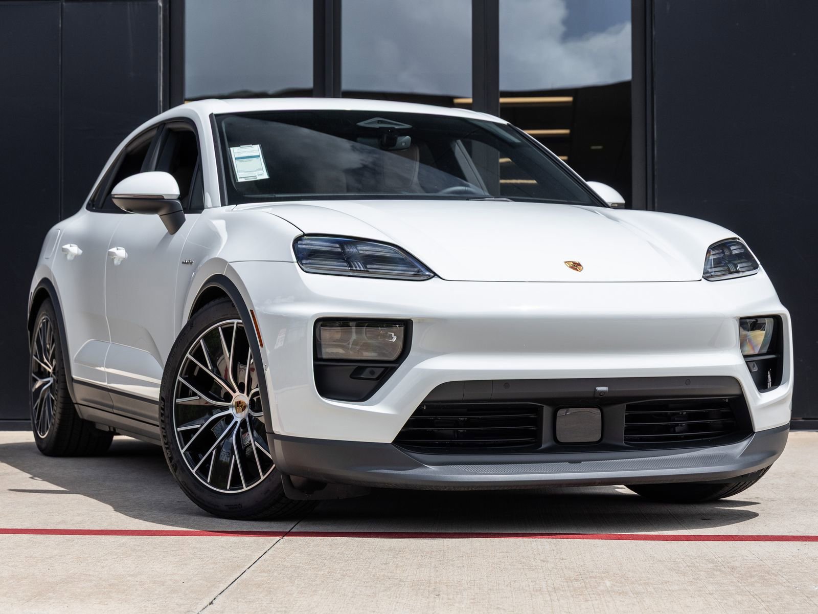 Certified 2025 Porsche Macan Electric image 6