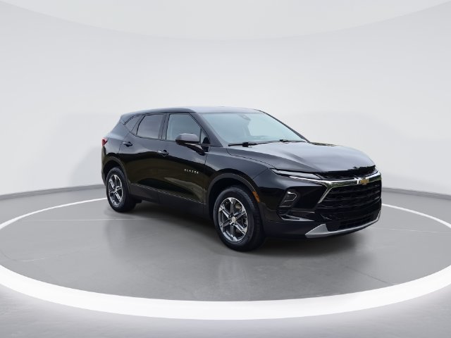 Used 2025 Chevrolet Blazer LT FWD image 2