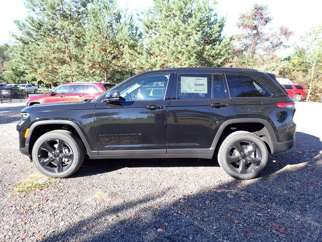New 2025 Jeep Grand Cherokee Altitude AWD/4WD image 2