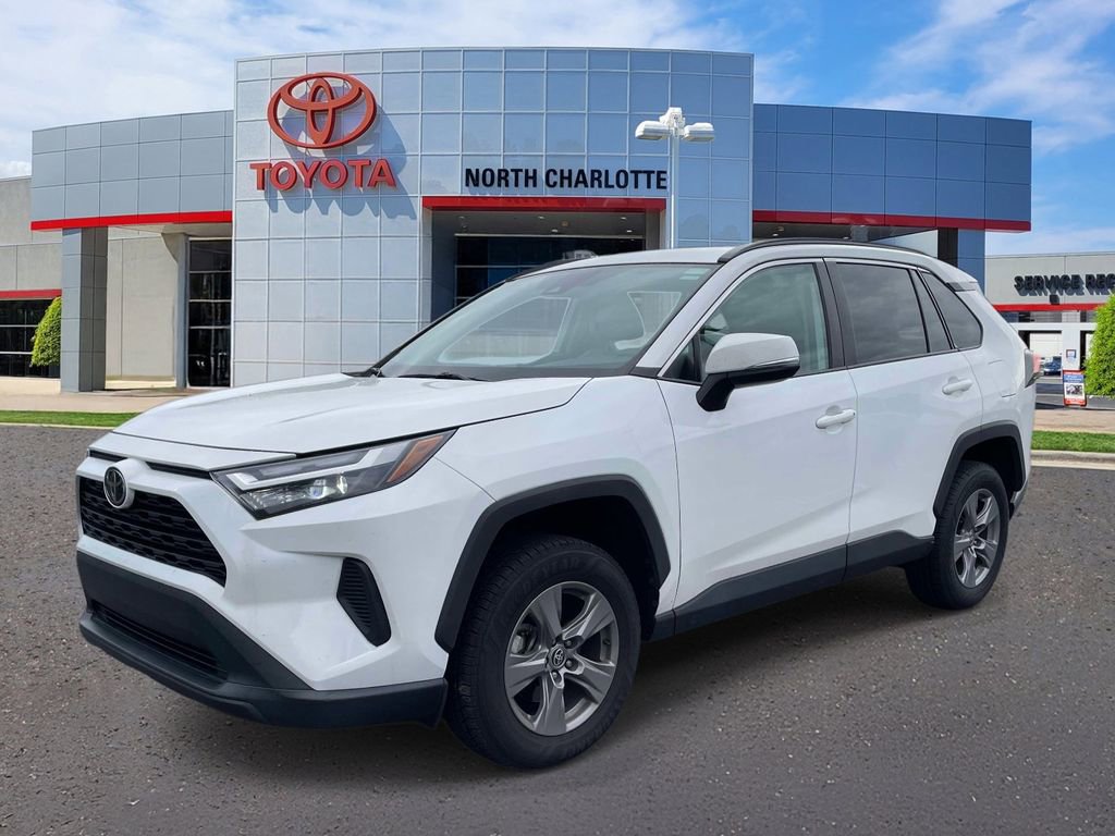 Used 2022 Toyota RAV4 XLE AWD/4WD image 3