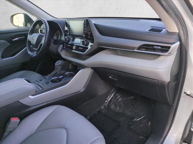 Used 2022 Toyota Highlander XLE AWD/4WD image 23