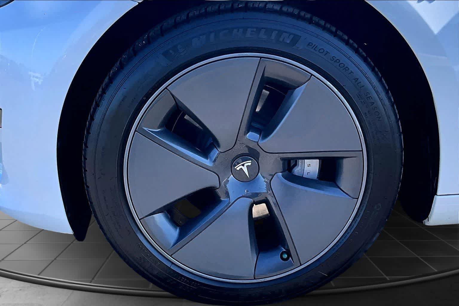 Used 2023 Tesla Model 3 Standard Range image 8