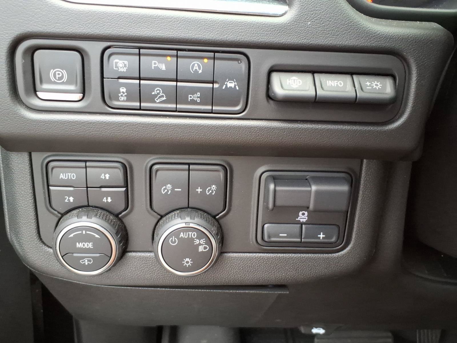 Used 2024 Chevrolet Suburban High Country w/ Advanced Technology Package AWD/4WD image 18