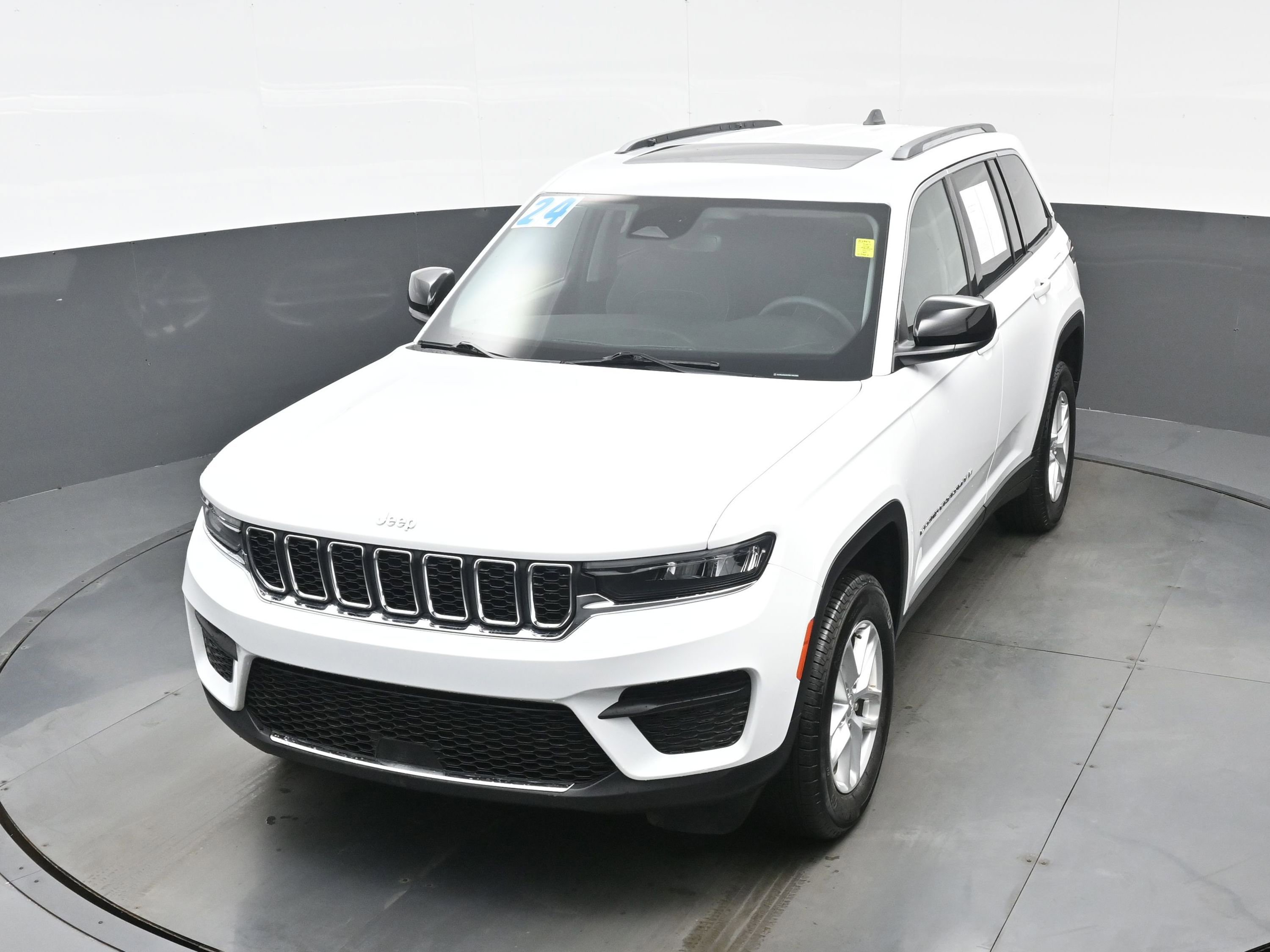 Used 2024 Jeep Grand Cherokee Laredo X image 34