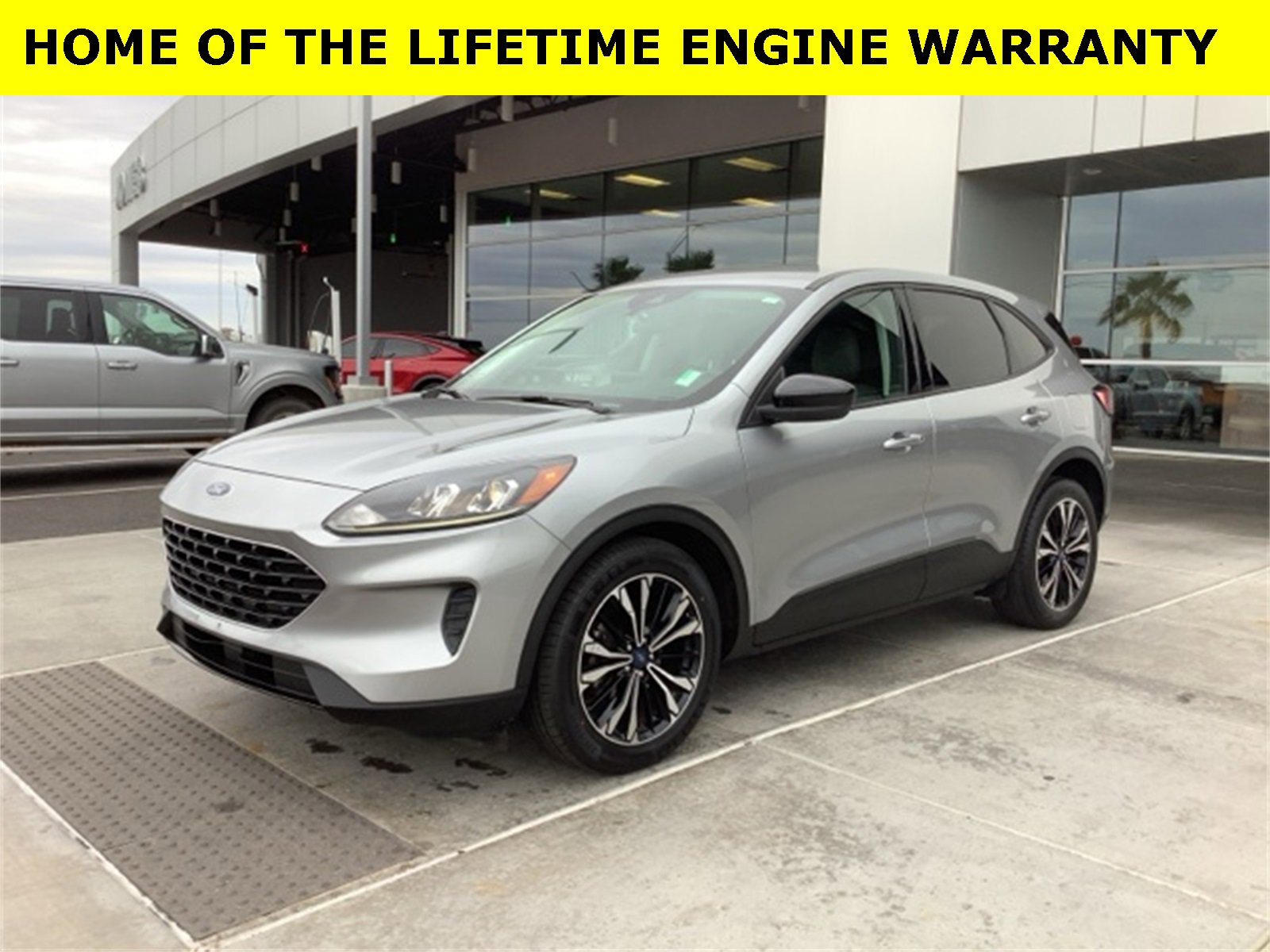 Used 2022 Ford Escape SE w/ SE Sport Appearance Package image 4