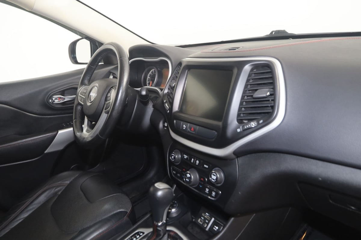 Used 2017 Jeep Cherokee Trailhawk AWD/4WD image 36