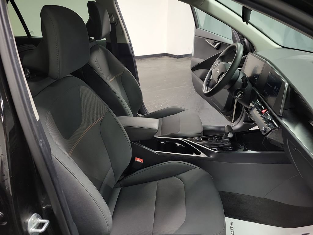 Used 2024 Kia Niro LX image 21