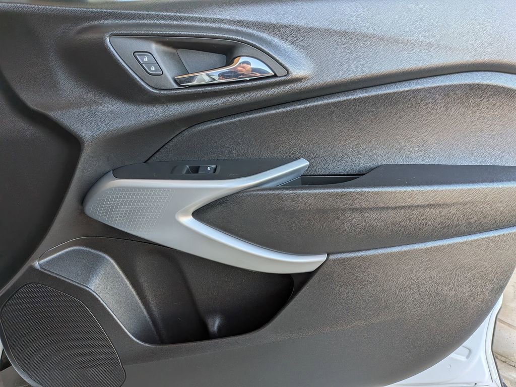 Used 2025 Chevrolet Trax LS image 33