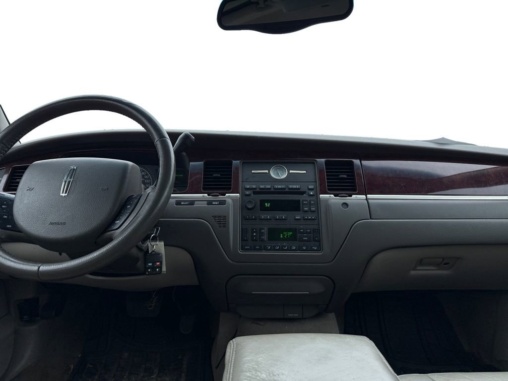Used 2005 Lincoln Town Car Signature image 9