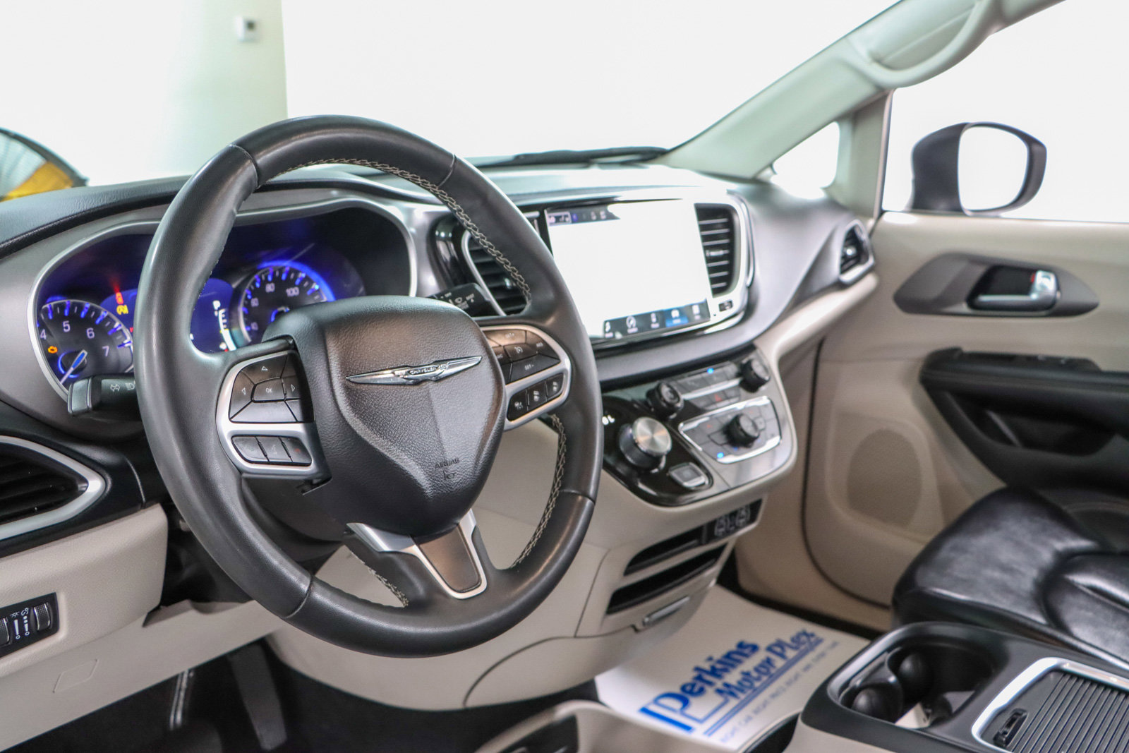 Used 2023 Chrysler Pacifica Touring-L FWD image 22