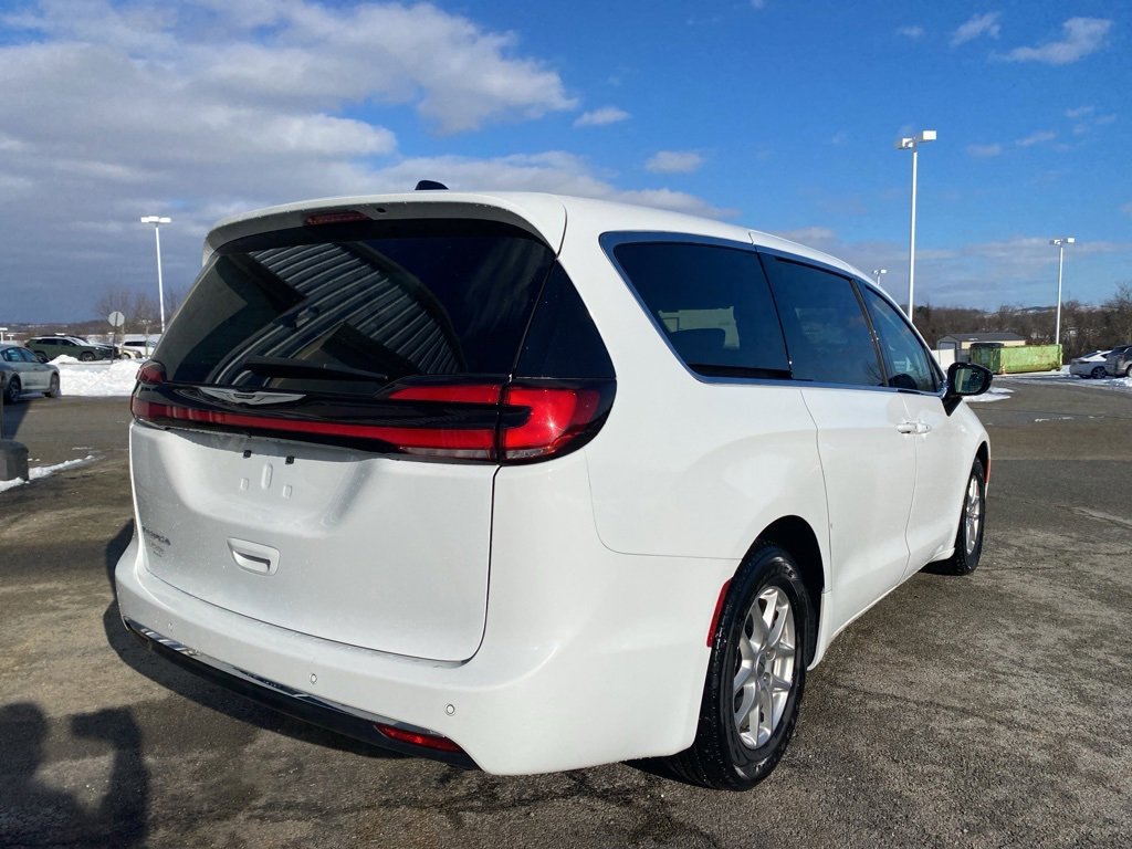 Used 2024 Chrysler Pacifica Touring-L image 3