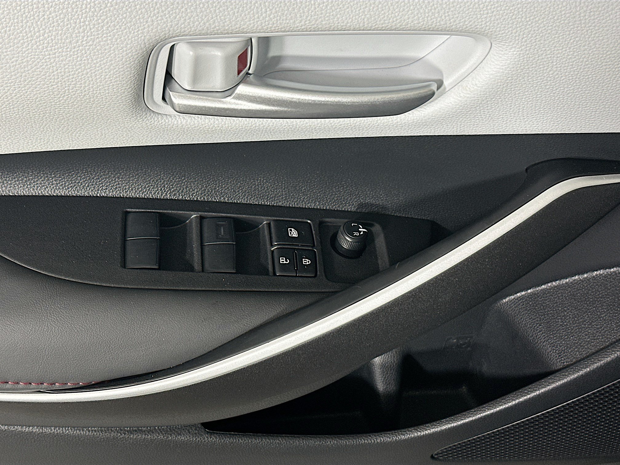 Used 2025 Toyota Corolla SE FWD image 14