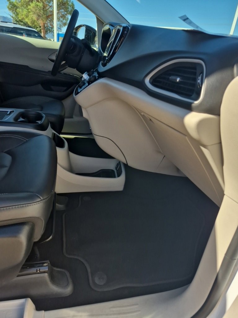 Certified 2024 Chrysler Pacifica Touring-L image 32