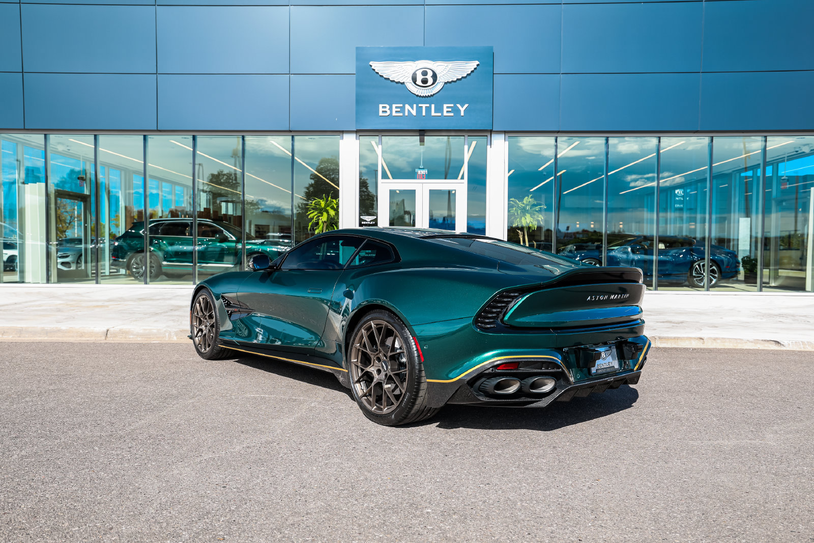 Used 2025 Aston Martin Vanquish RWD image 8