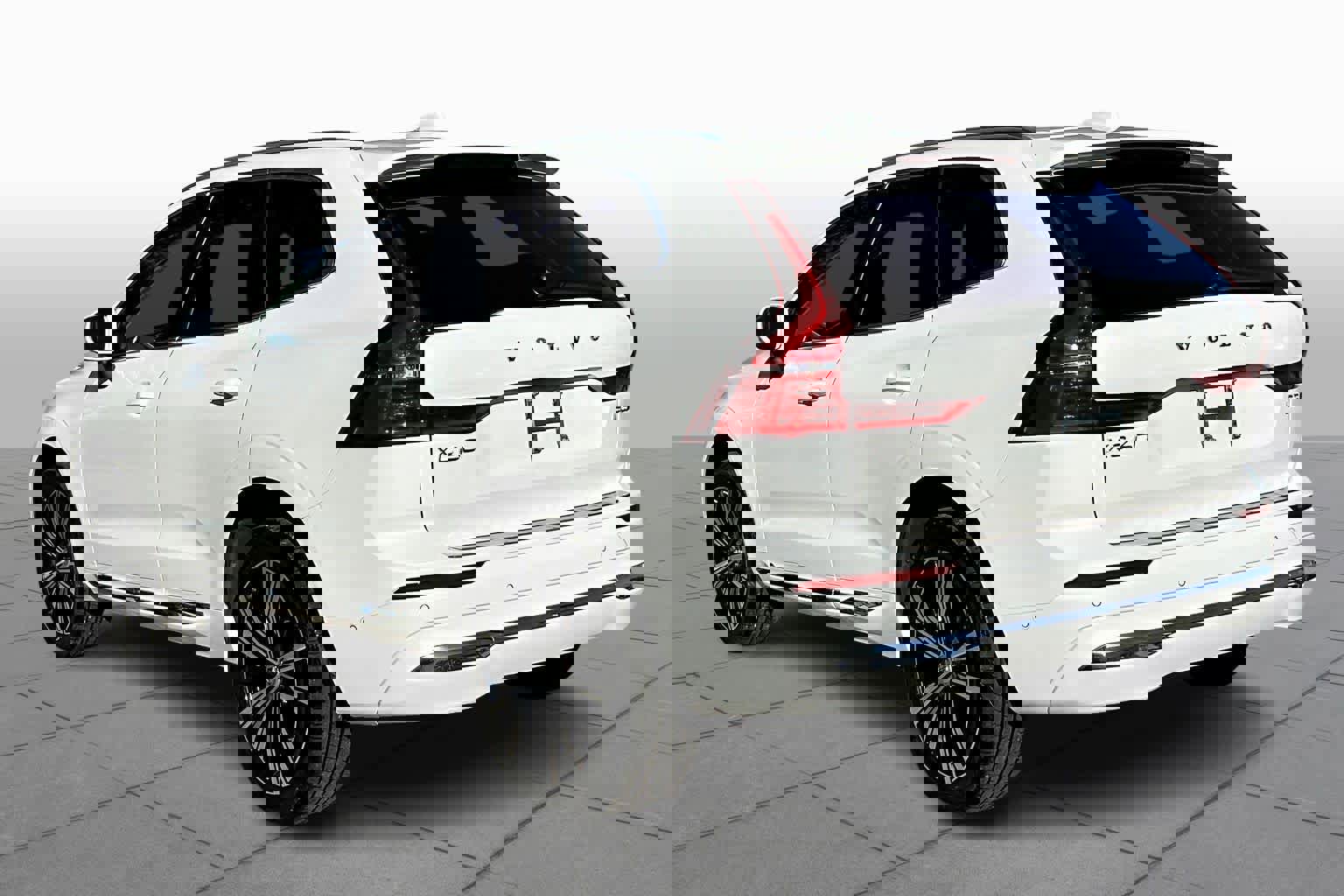 Used 2023 Volvo XC60 B5 Plus w/ Climate Package image 11