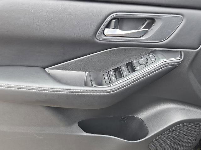 Certified 2025 Nissan Rogue SV FWD image 28