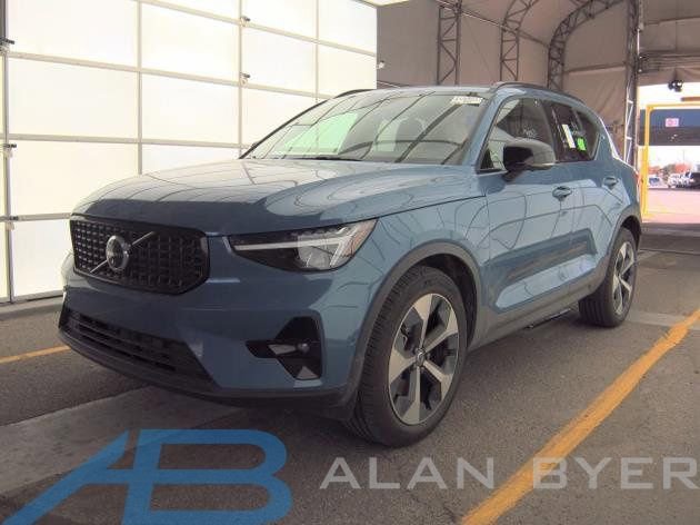 Used 2025 Volvo XC40 B5 Plus AWD/4WD image 1
