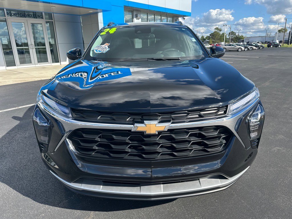 Used 2024 Chevrolet Trax LT w/ Sunroof Package image 2