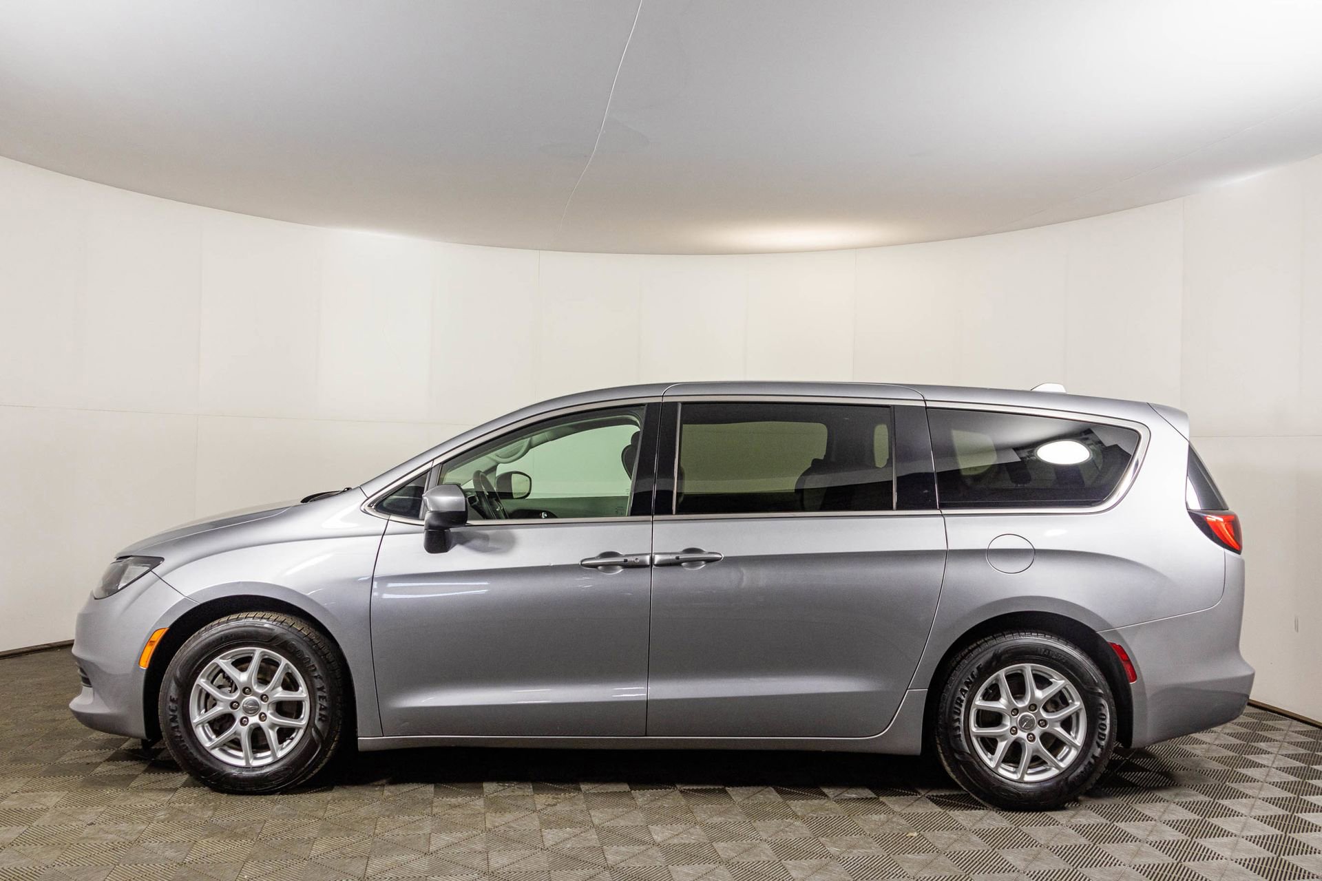 Used 2020 Chrysler Voyager LX FWD image 17