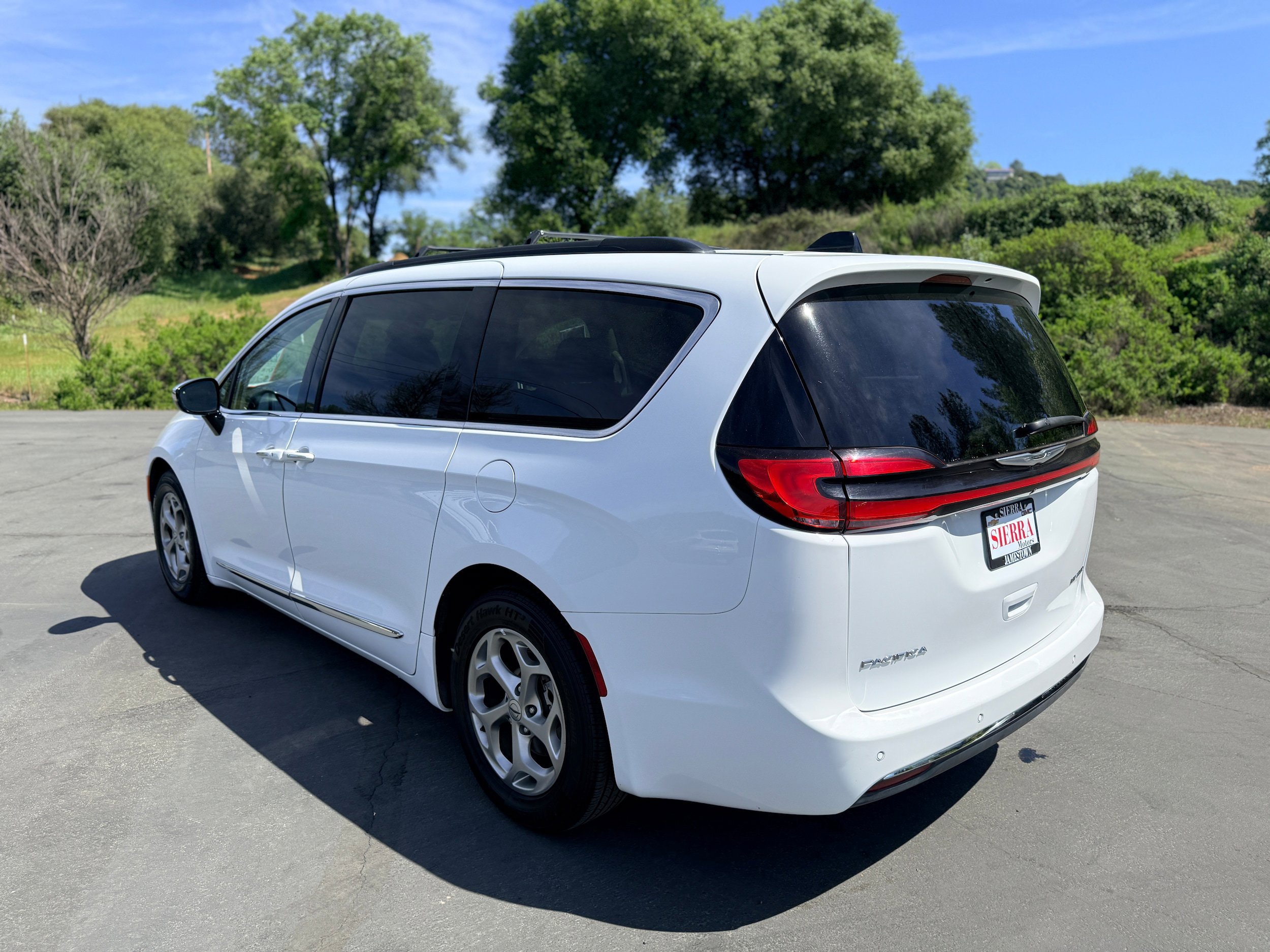 Used 2023 Chrysler Pacifica Limited FWD image 8