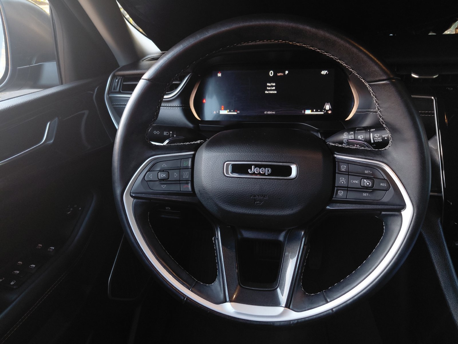 Used 2022 Jeep Grand Cherokee Laredo w/ Luxury Tech Group I AWD/4WD image 4