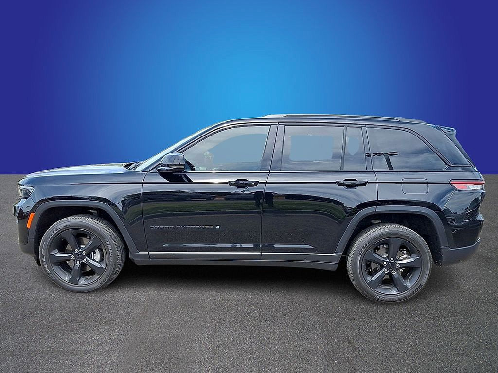 Used 2025 Jeep Grand Cherokee Altitude RWD image 7