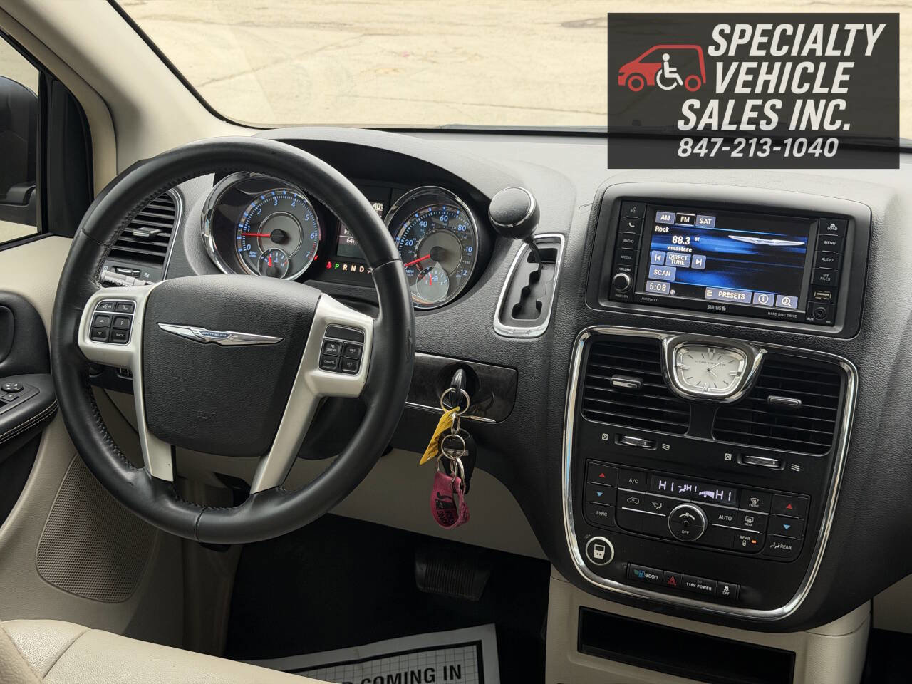 Used 2016 Chrysler Town & Country Touring FWD image 38