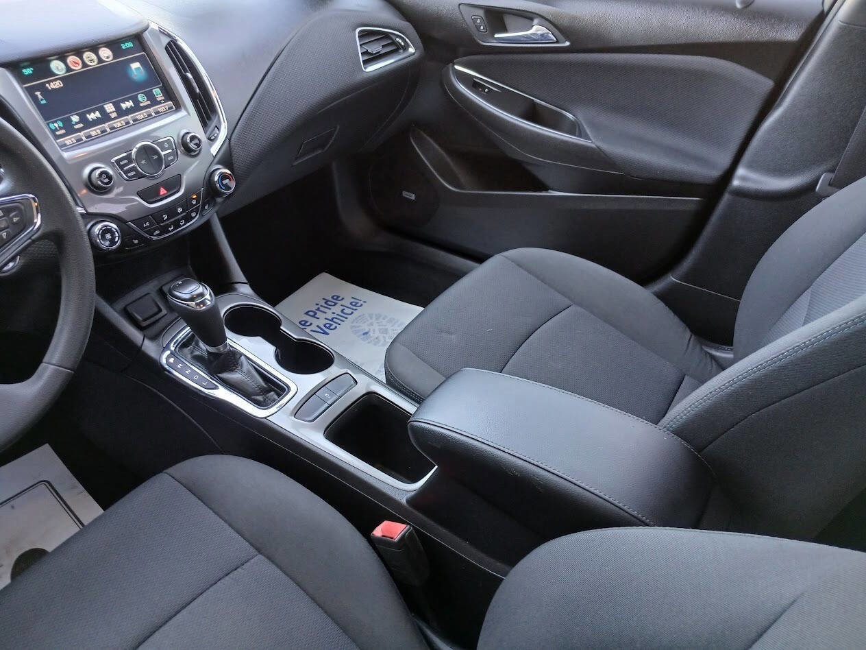Used 2017 Chevrolet Cruze LT w/ Sun And Sound Package image 6