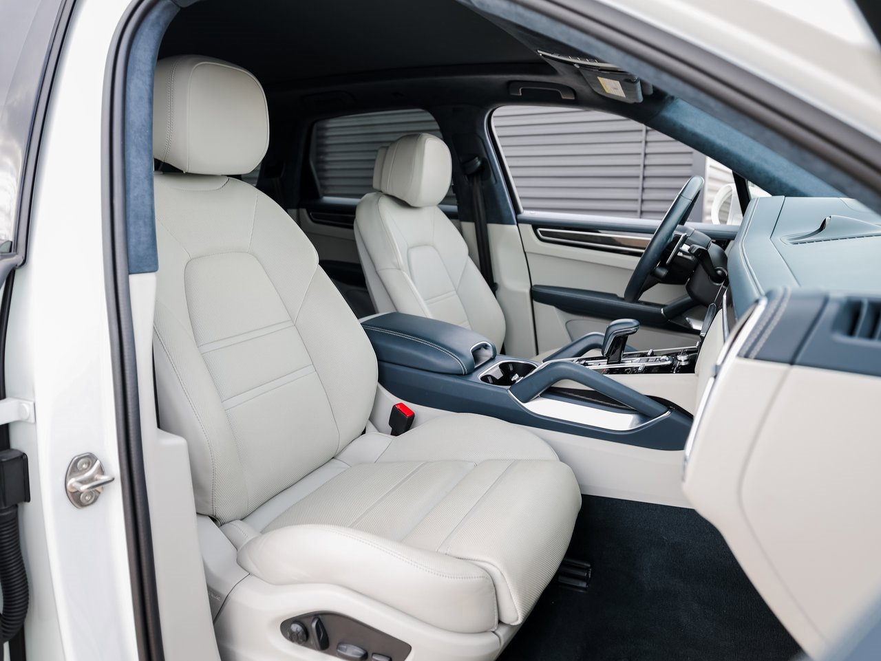 Certified 2022 Porsche Cayenne Turbo image 28