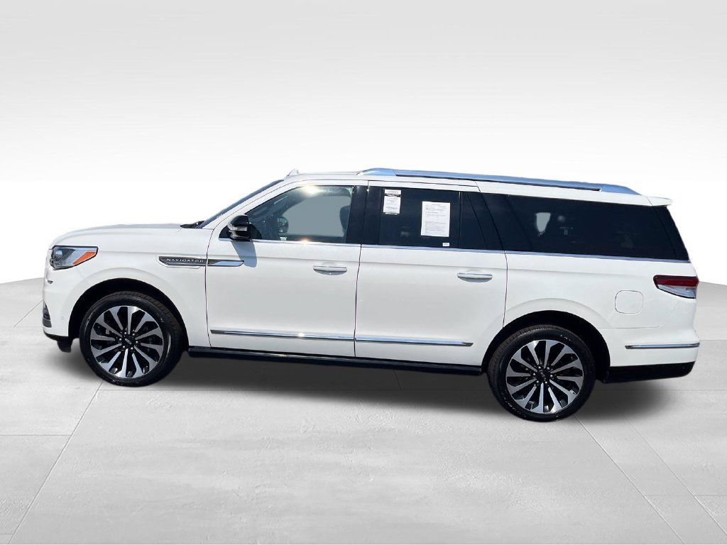 Used 2022 Lincoln Navigator L Reserve AWD/4WD image 2