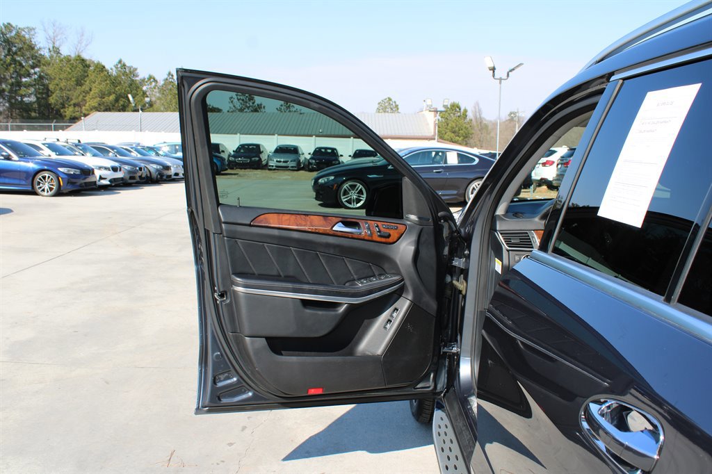 Used 2013 Mercedes-Benz GL 550 4MATIC image 36