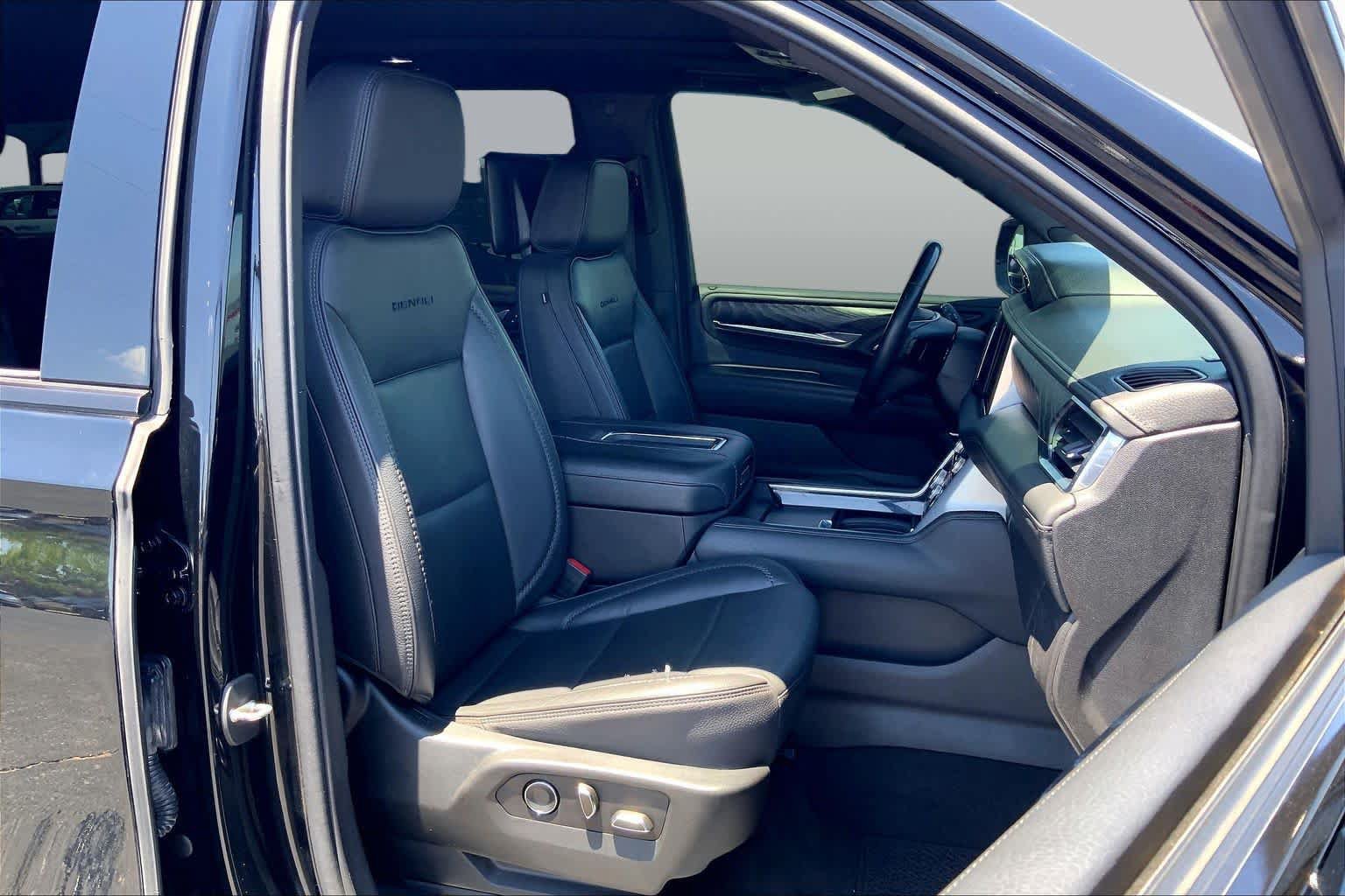 Used 2021 GMC Yukon Denali w/ Denali Premium Package AWD/4WD image 9