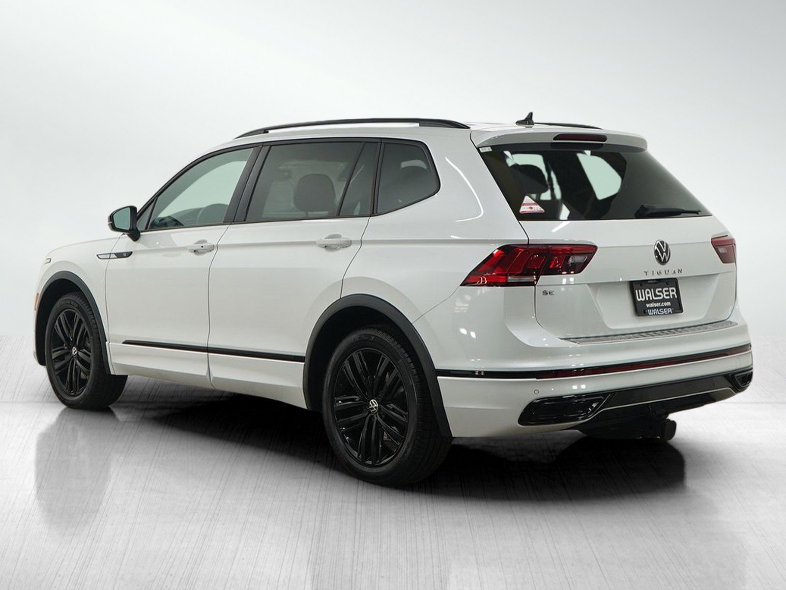 Used 2022 Volkswagen Tiguan SE R-Line image 3