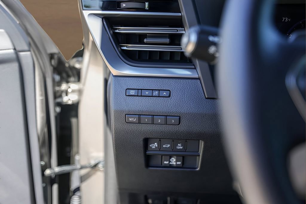 Used 2025 Lexus GX 550 w/ Accessory Package (2T) image 15