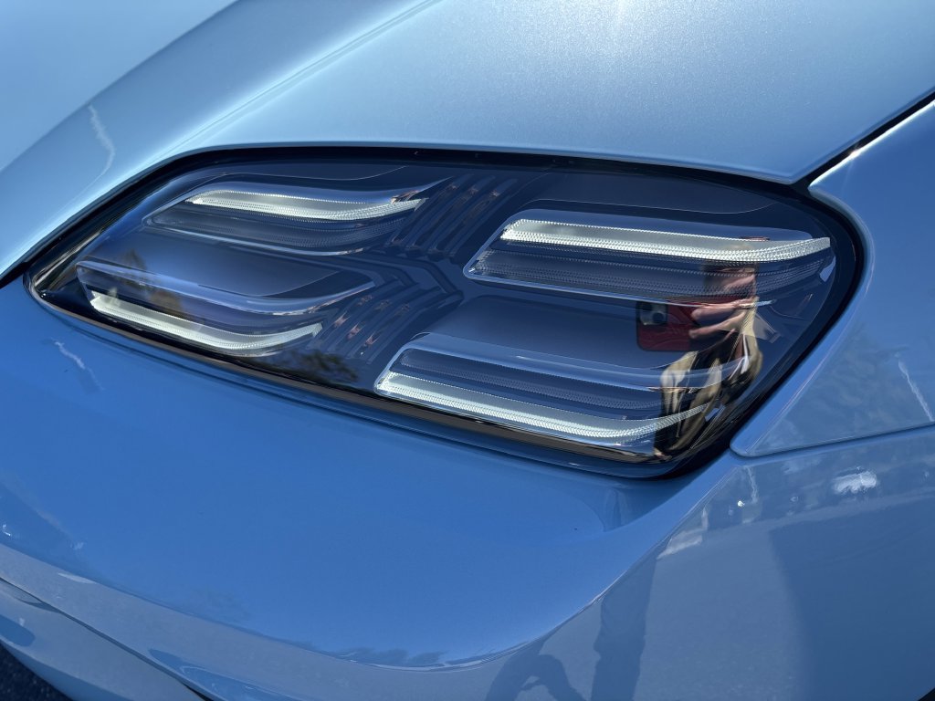 Certified 2025 Porsche Macan 4S Electric AWD/4WD image 25