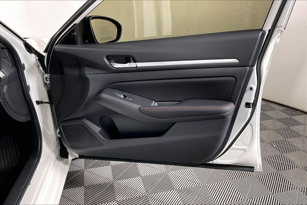 New 2026 Nissan Altima 2.5 SR AWD/4WD image 17