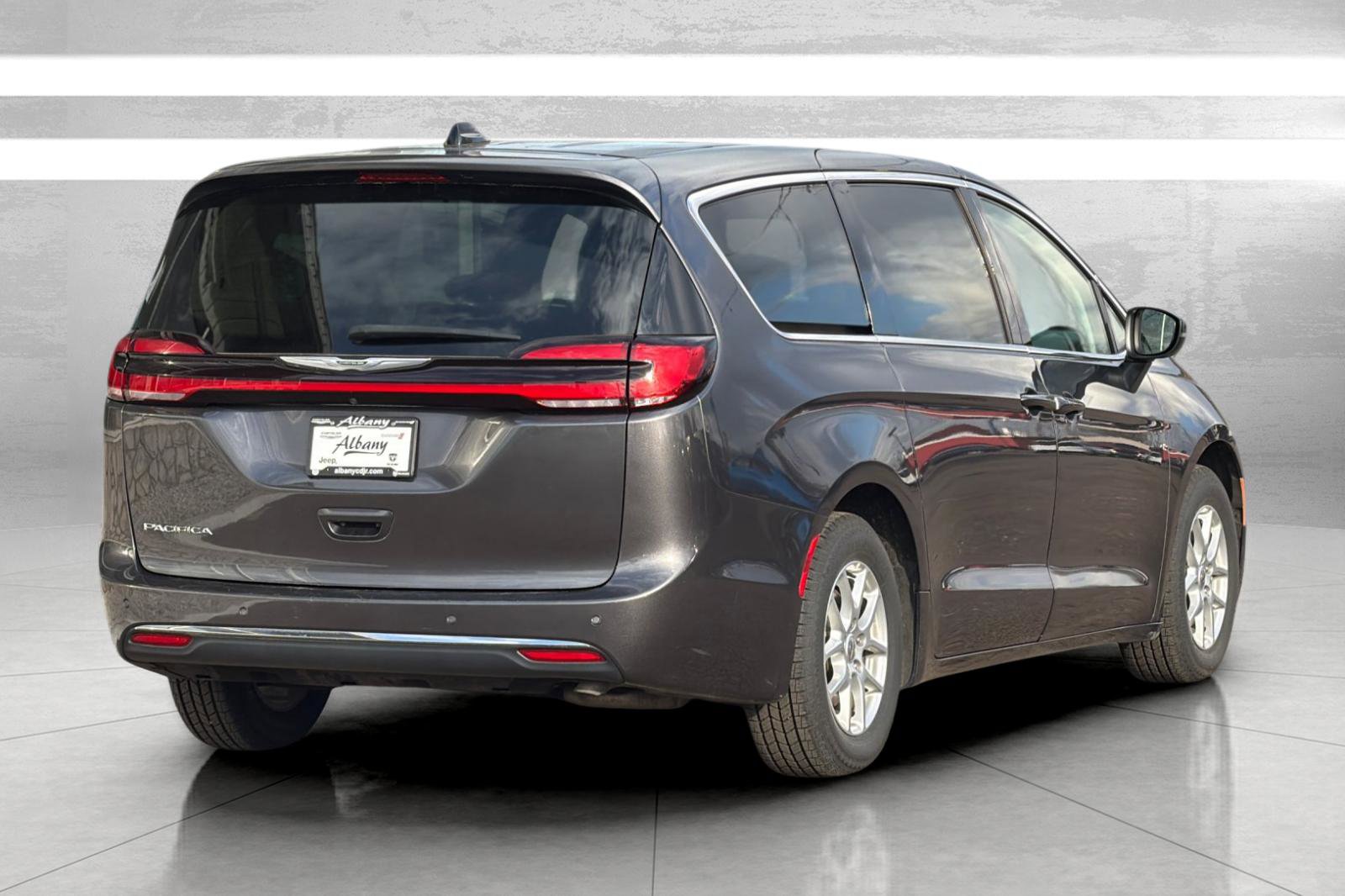 Used 2023 Chrysler Pacifica Touring-L image 5