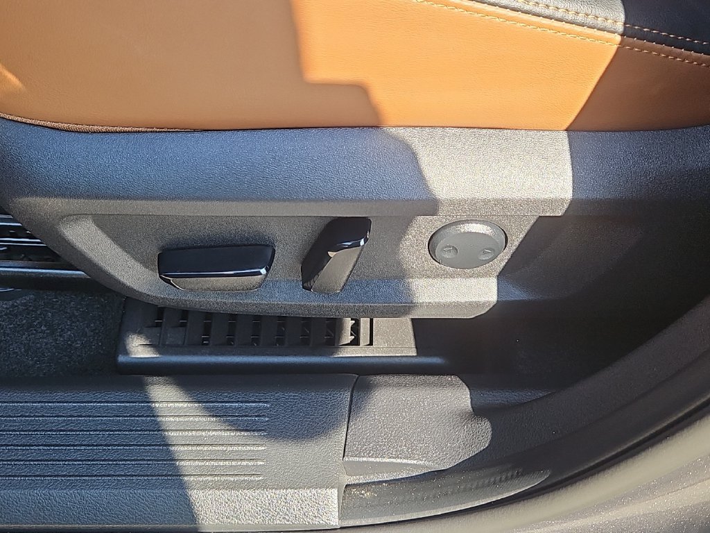 Used 2025 Nissan Rogue Platinum w/ Platinum Premium Package AWD/4WD image 25