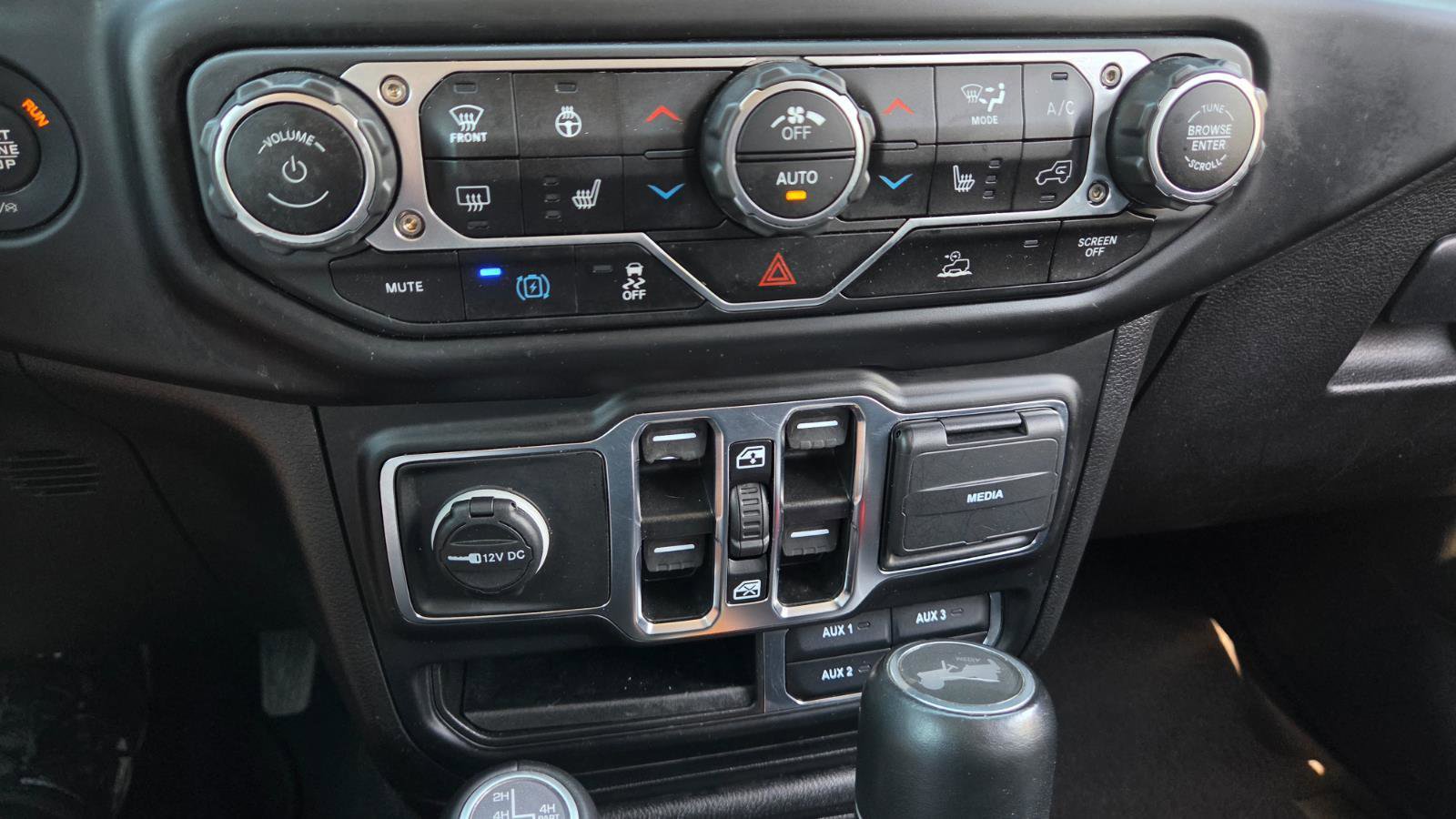 Used 2023 Jeep Wrangler Sahara w/ Cold Weather Group image 34