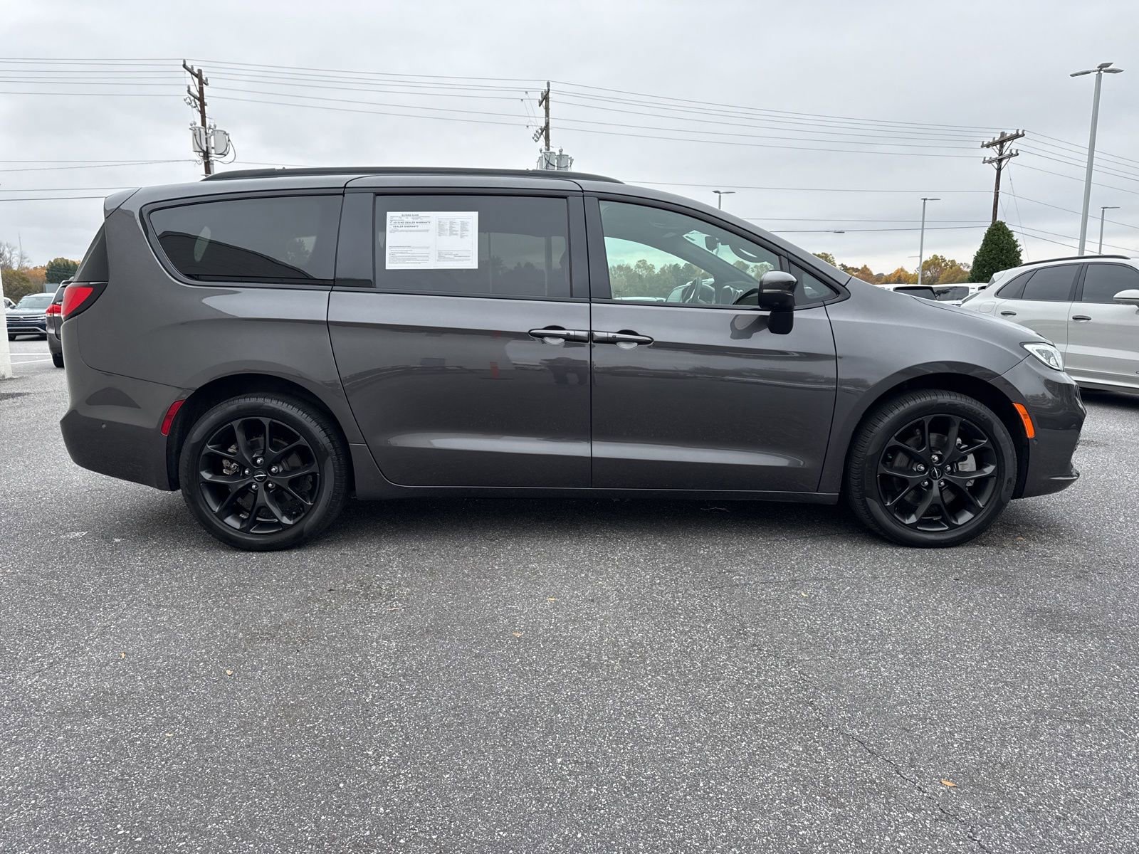 Used 2023 Chrysler Pacifica Touring-L w/ S Appearance Package image 4