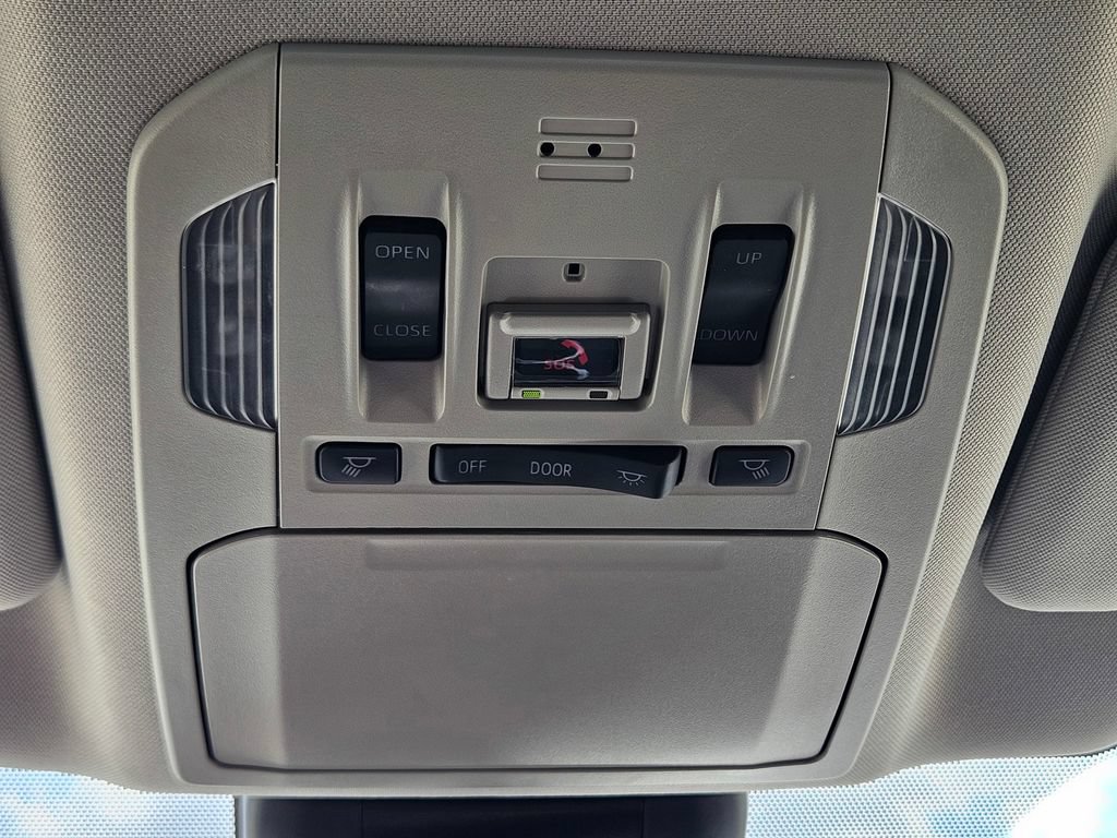 Used 2023 Toyota Highlander XLE FWD image 25