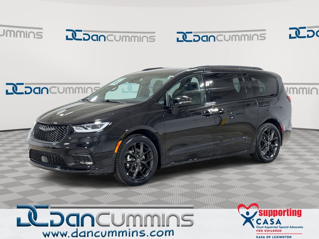 Used 2025 Chrysler Pacifica Limited image 1