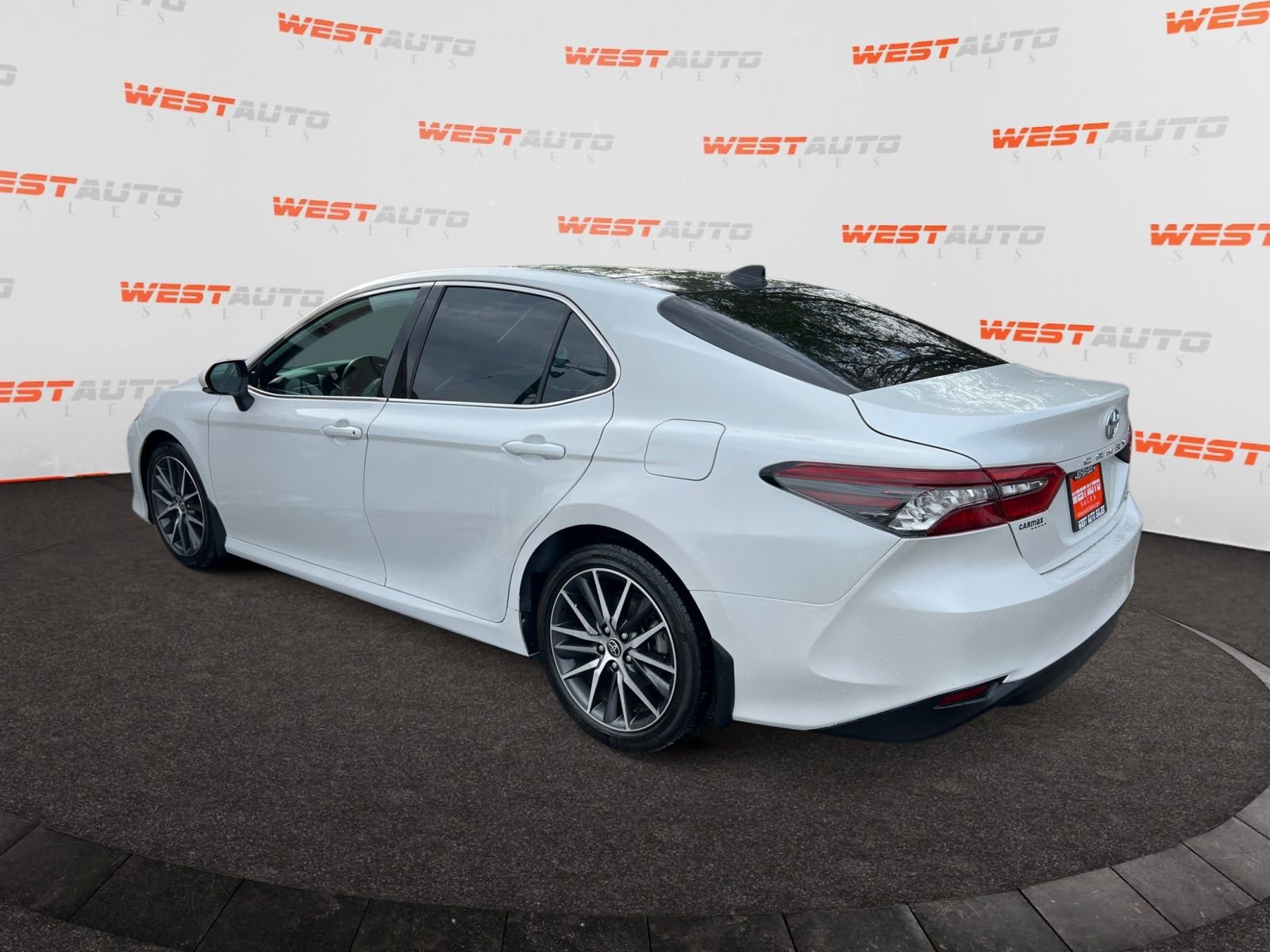 Used 2022 Toyota Camry XLE w/ Navigation Package image 3