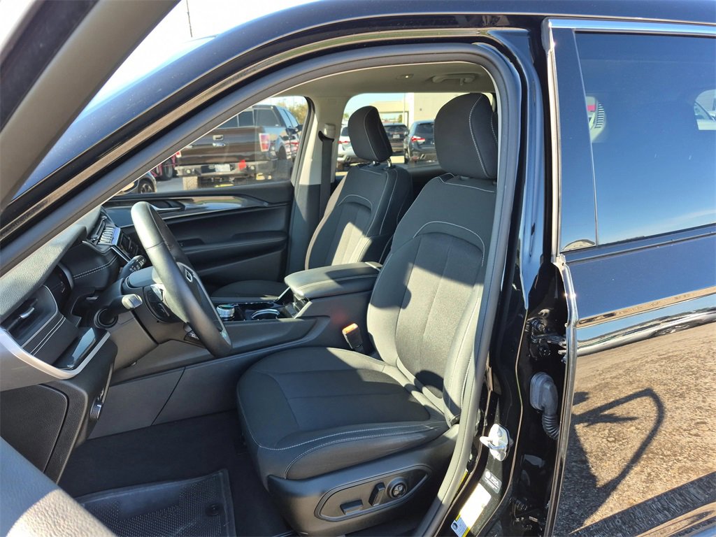 Used 2022 Jeep Grand Cherokee L Laredo w/ Luxury Tech Group I image 50