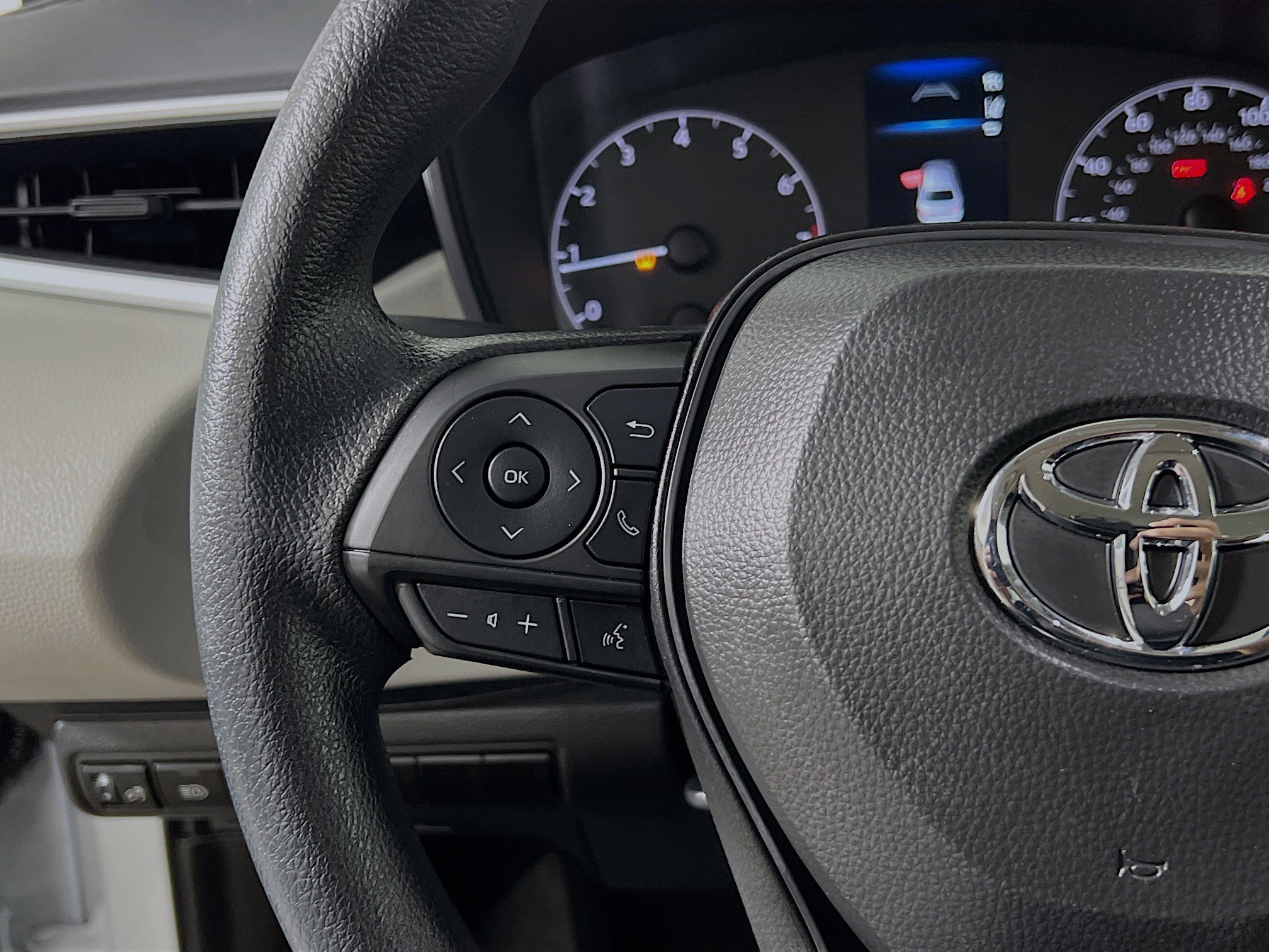 Used 2025 Toyota Corolla LE image 19